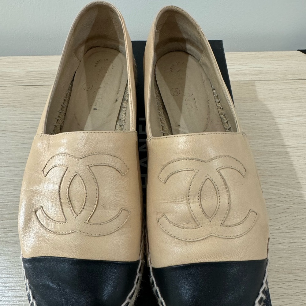 CHANEL Cream and Black Espadrilles with Iconic CC Logo - Picture 4 of 6